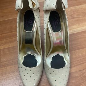 Excellent condition, size 6, ivory silk with beautiful sparkle.